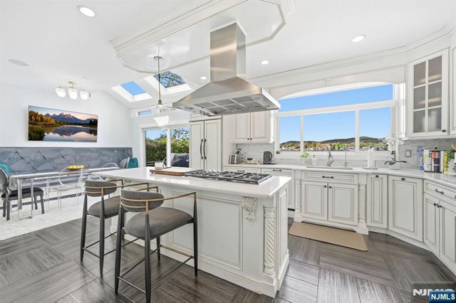 28 Glen Court, Pompton Lakes, NJ 07442