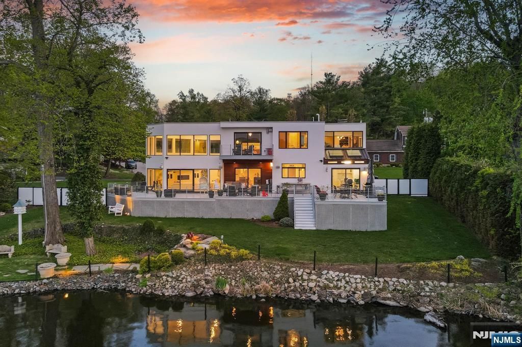 28 Glen Court, Pompton Lakes, NJ 07442