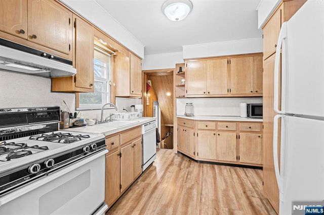 4 Banta Place, Bergenfield, NJ 07621