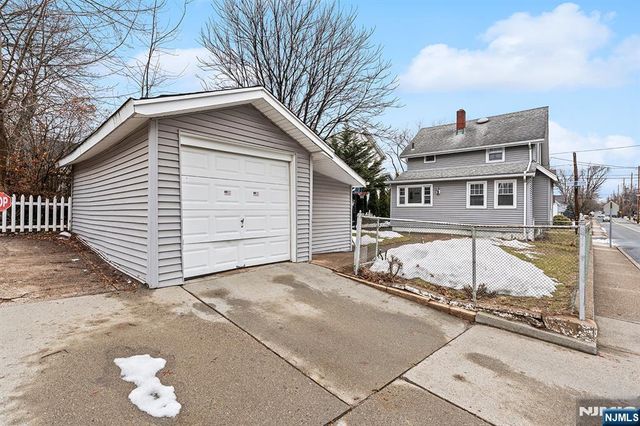 4 Banta Place, Bergenfield, NJ 07621