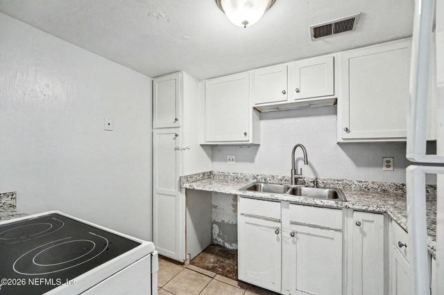 4334 S PLAZA GATE Lane 102, Jacksonville, FL 32217
