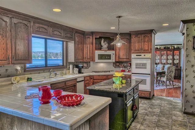 27990 Peninsula Drive North, Lake Arrowhead, CA 92352