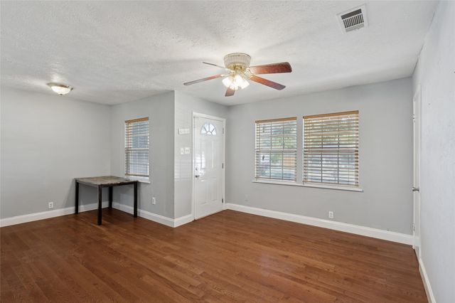 1304 E Lovers Lane, Arlington, TX 76010