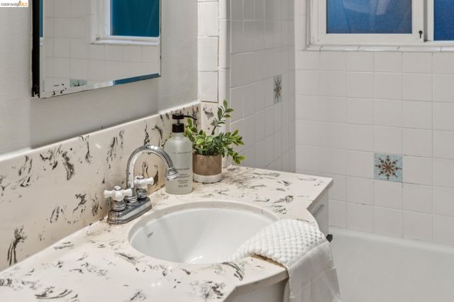 5941 Keith Ave, Oakland, CA 94618