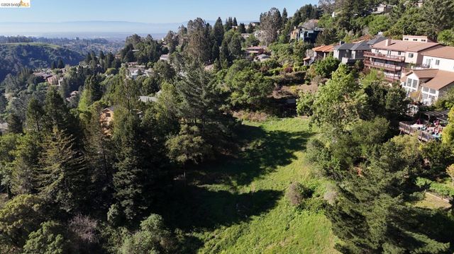 7135 Buckingham Blvd., Berkeley, CA 94705