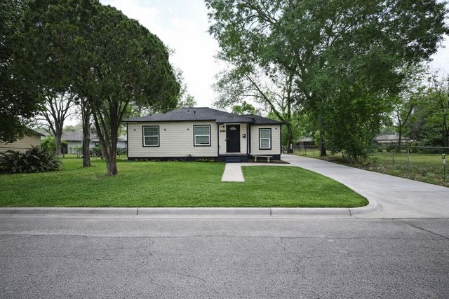 916 Parkway Street, Baytown, TX 77520