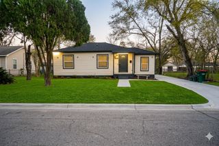 916 Parkway Street, Baytown, TX 77520