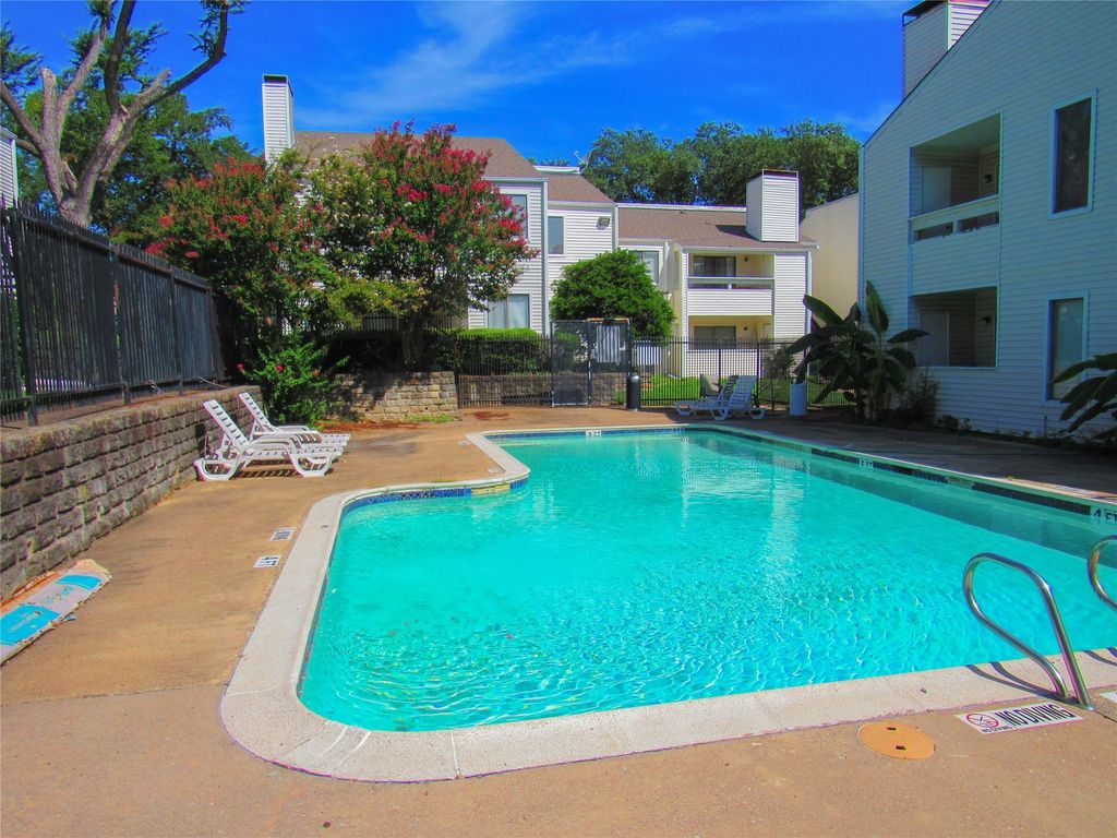 7431 Holly Hill Drive 216, Dallas, TX 75231