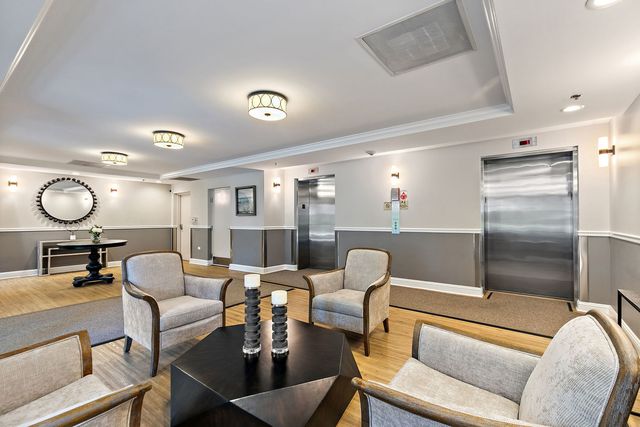 410 W Mahogany Court 202, Palatine, IL 60067