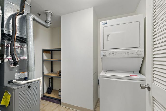 410 W Mahogany Court 202, Palatine, IL 60067