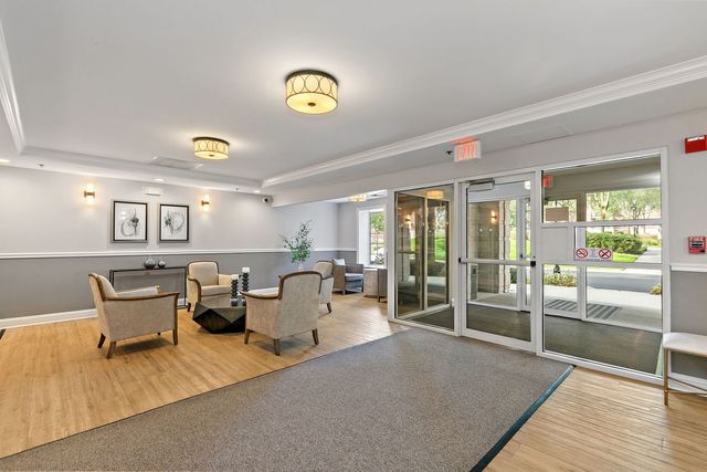410 W Mahogany Court 202, Palatine, IL 60067