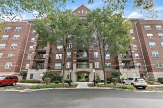 410 W Mahogany Court 202, Palatine, IL 60067