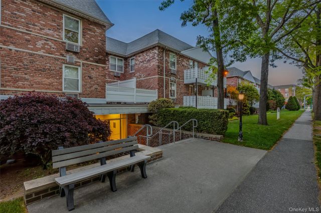 40 Daley Place 104, Lynbrook, NY 11563