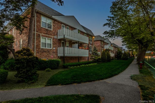 40 Daley Place 104, Lynbrook, NY 11563