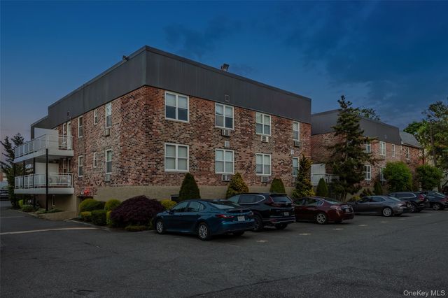 40 Daley Place 104, Lynbrook, NY 11563