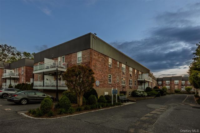 40 Daley Place 104, Lynbrook, NY 11563