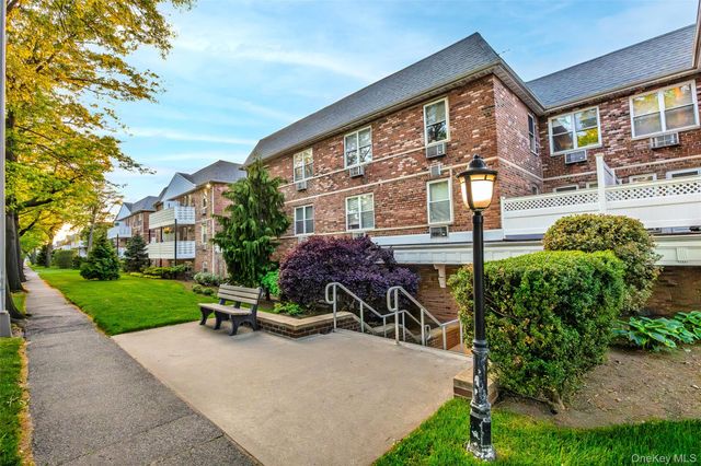 40 Daley Place 104, Lynbrook, NY 11563