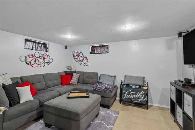 2600 E 40th Street, Des Moines, IA 50317