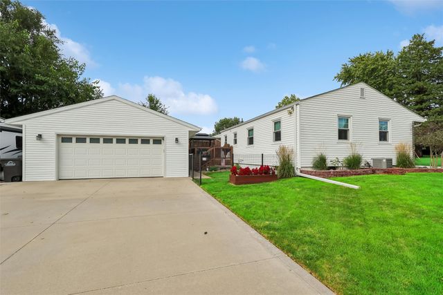 2600 E 40th Street, Des Moines, IA 50317