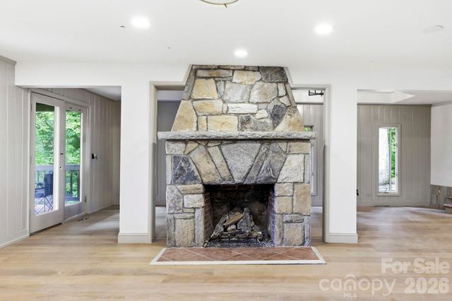 284 Indian Cave Park Road, Hendersonville, NC 28739