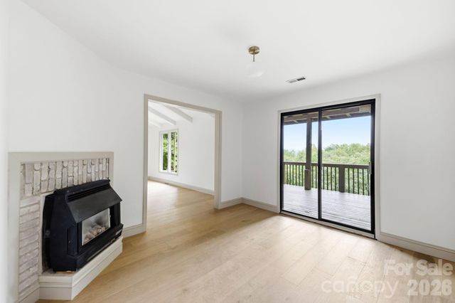 284 Indian Cave Park Road, Hendersonville, NC 28739