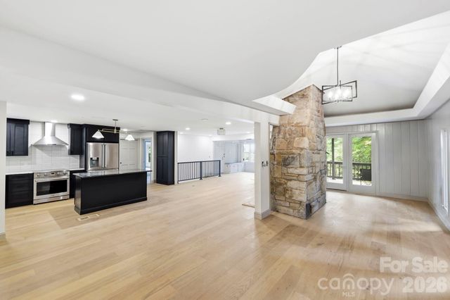 284 Indian Cave Park Road, Hendersonville, NC 28739