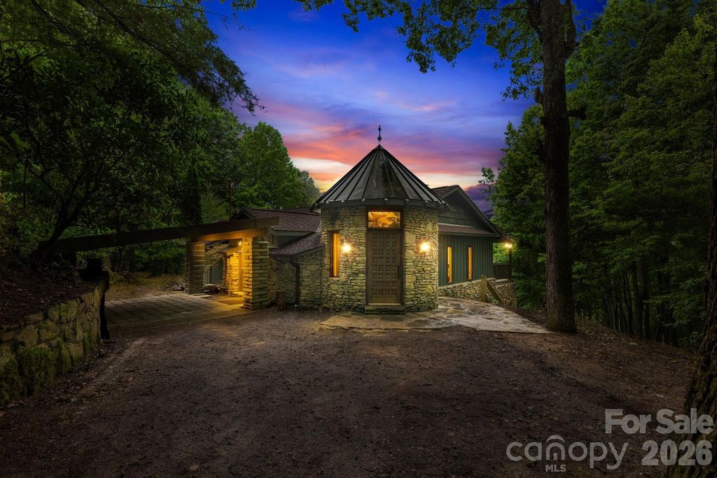 284 Indian Cave Park Road, Hendersonville, NC 28739