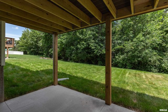 7 WELCOME CENTER Court, Le Claire, IA 52753