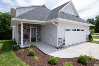 7 WELCOME CENTER Court, Le Claire, IA 52753