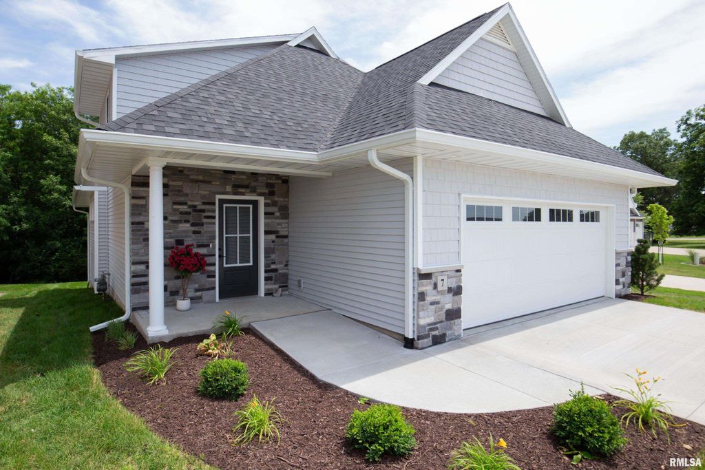 7 WELCOME CENTER Court, Le Claire, IA 52753