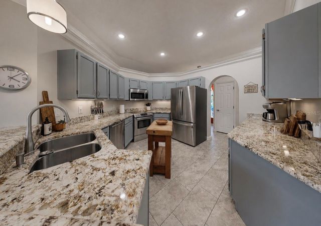5204 GREEN FOREST COURT, Tampa, FL 33647