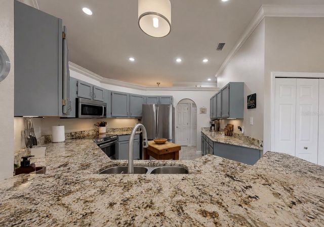 5204 GREEN FOREST COURT, Tampa, FL 33647