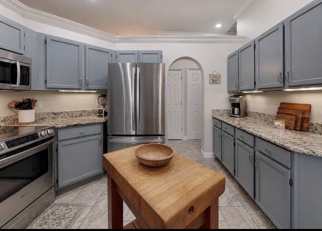 5204 GREEN FOREST COURT, Tampa, FL 33647