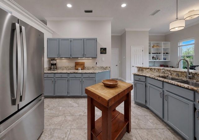 5204 GREEN FOREST COURT, Tampa, FL 33647