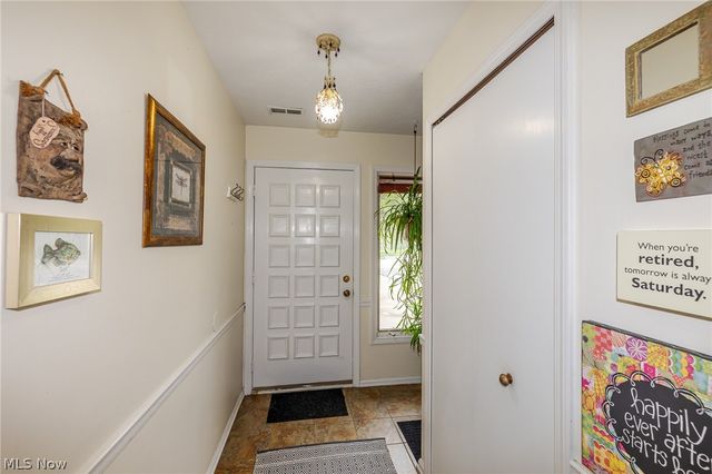 6919 W Fitzwater Road 17, Brecksville, OH 44141