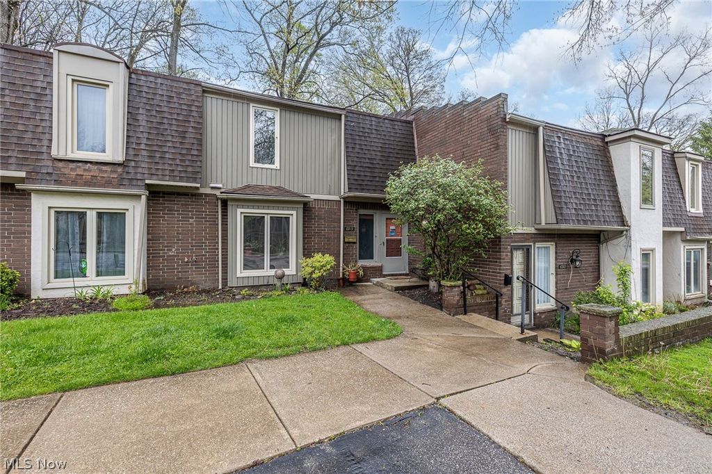 6919 W Fitzwater Road 17, Brecksville, OH 44141