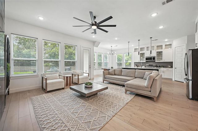 1338 E Kiest Boulevard, Dallas, TX 75216