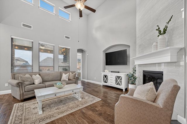 1812 Briscoe Drive, Lantana, TX 76226