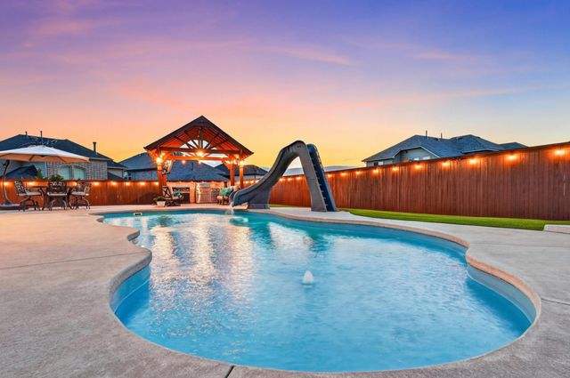 1812 Briscoe Drive, Lantana, TX 76226