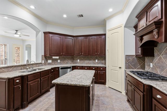 935 Poydras Street, Sugar Land, TX 77498