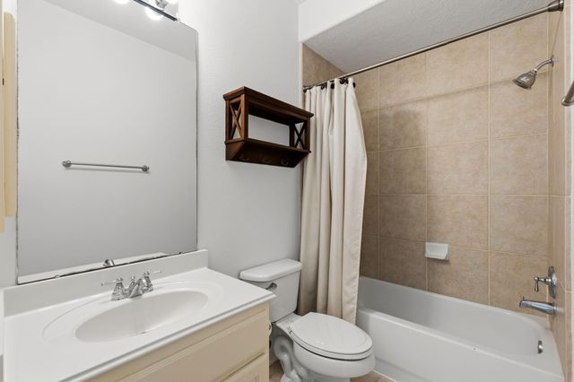 935 Poydras Street, Sugar Land, TX 77498
