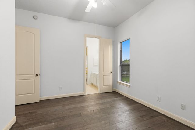 935 Poydras Street, Sugar Land, TX 77498