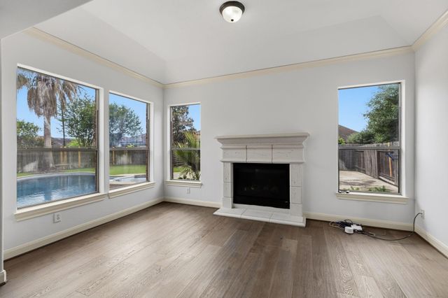 935 Poydras Street, Sugar Land, TX 77498