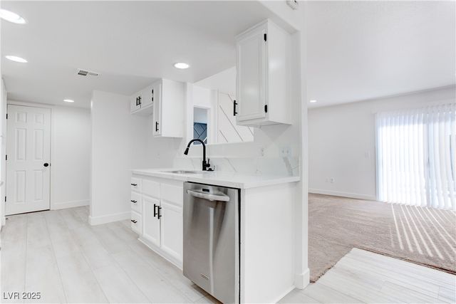 5792 Ambassador Avenue 102, Las Vegas, NV 89122