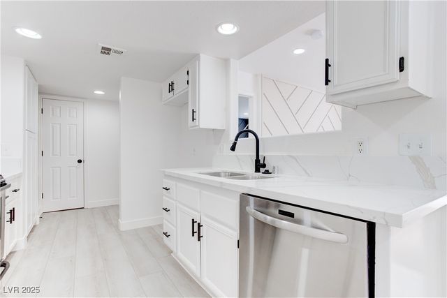 5792 Ambassador Avenue 102, Las Vegas, NV 89122