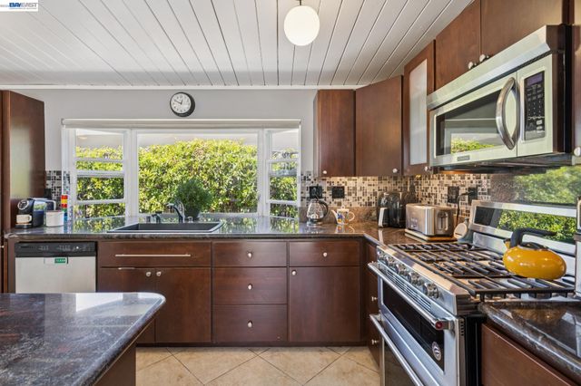 5842 Highwood Rd, Castro Valley, CA 94552