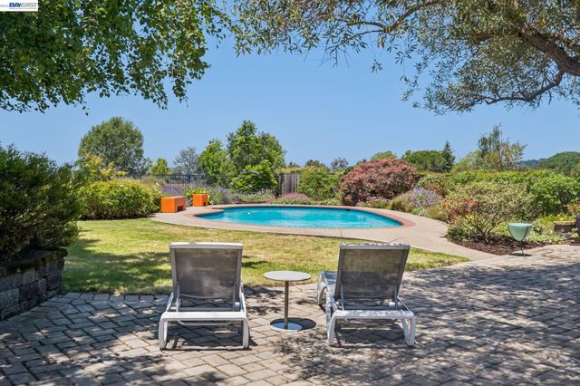 5842 Highwood Rd, Castro Valley, CA 94552