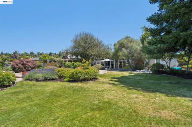 5842 Highwood Rd, Castro Valley, CA 94552