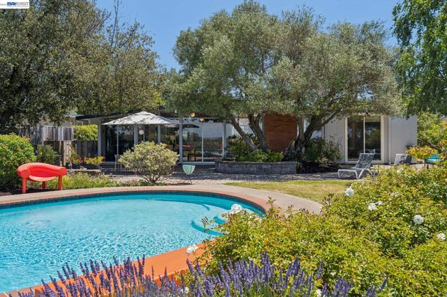 5842 Highwood Rd, Castro Valley, CA 94552
