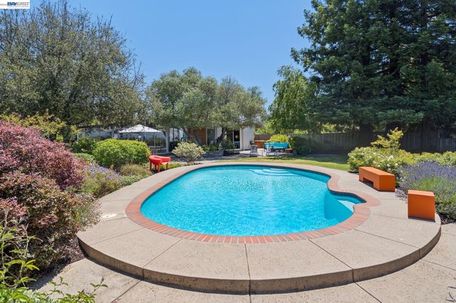 5842 Highwood Rd, Castro Valley, CA 94552